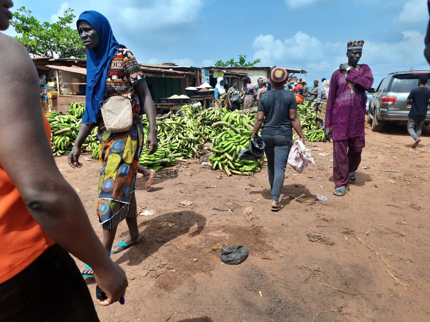 Jour de Marché à Gbamu Gbamu. Les commerçants accourent de partout pour obtenir une bonne affaire sur les cultures de base. Crédit photo: Israel Faleye.