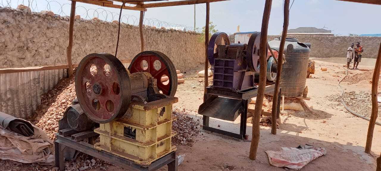 Concassage et broyage de minerai d’or à Nadwat dans le département de Turkana